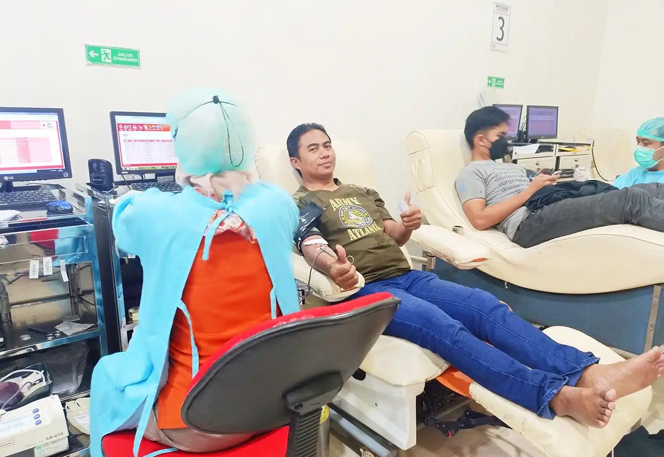 Relawan-PMI-PMR-KSR-jambi-donor-darah-warga-bantuan-bencana-Indonesian-red-cross-bulan-sabit-Palang-Merah